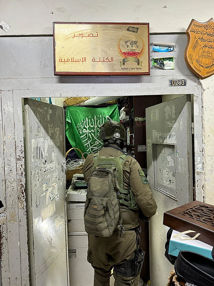 יהודה ושומרון חרבות ברזל דגלי חמאס שנמצאו במסחני תא הסטודנטים