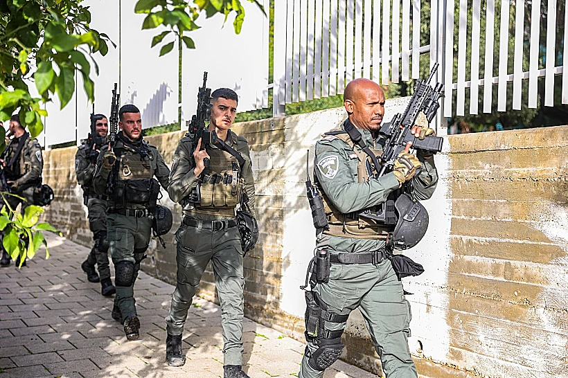 כוחות הביטחון באחת מזירות הפיגוע ברעננה