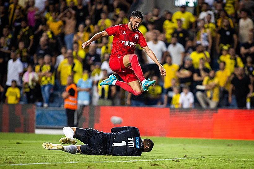 שגיב יחזקאל (באדום) במדי הפועל באר שבע, 2022