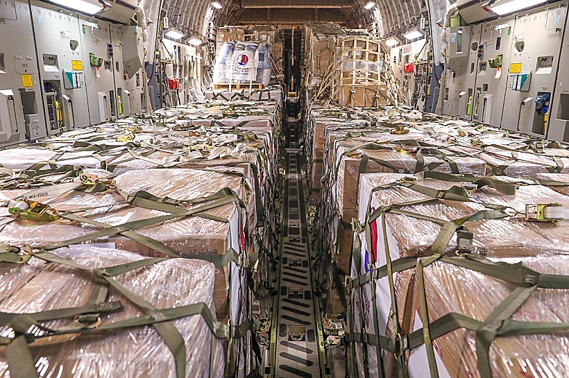 מטוסים קטרים עם התרופות לחטופים