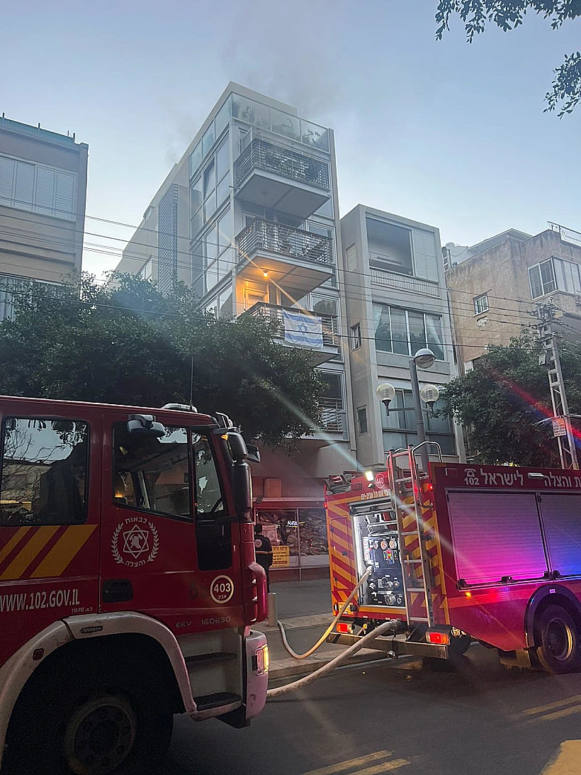 כוחות כיבוי והצלה ליד הבניין בו פרצה השריפה בדיזנגוף
