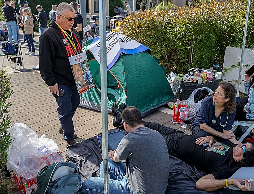 מאהל משפחות החטופים בקיסריה
