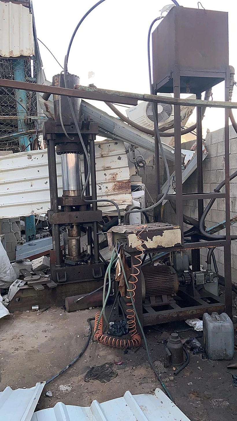 מכונות לייצור אמל"ח שנתפסו חרבות ברזל