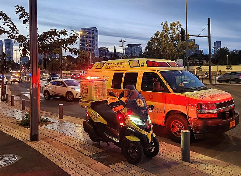 אמבולנס בזירת הירי בתל אביב