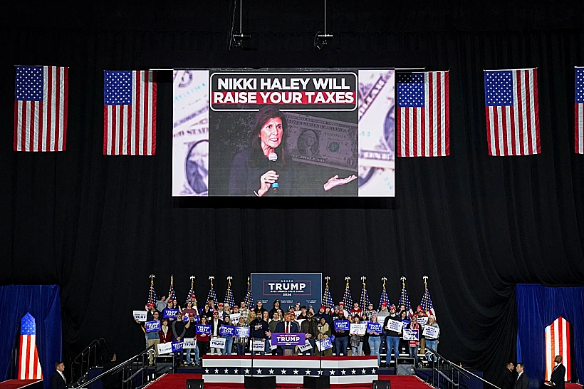 מודעה נגד היילי בעצרת הבחירות של טראמפ