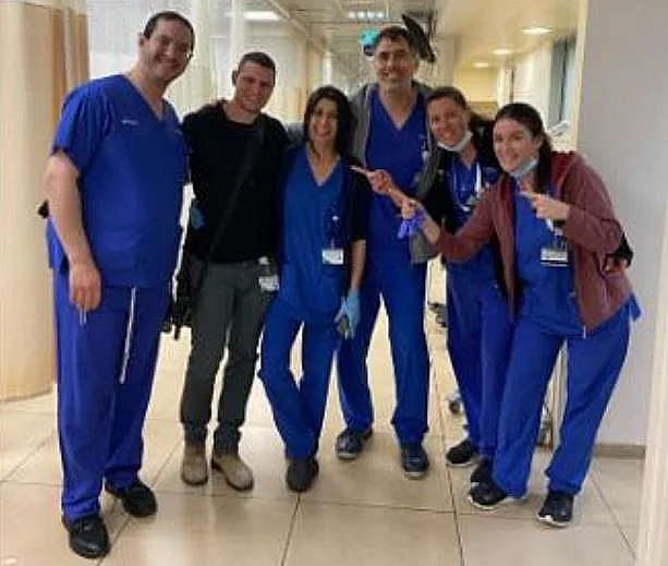 רס"מ מתן לזר עם מתנדבי איחוד הצלה בבי"ח כרמל