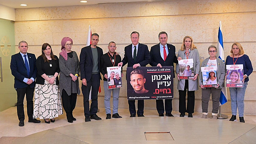שר החוץ ישראל כץ ועמיתו הבריטי דיוויד קמרון עם משפחות חטופים