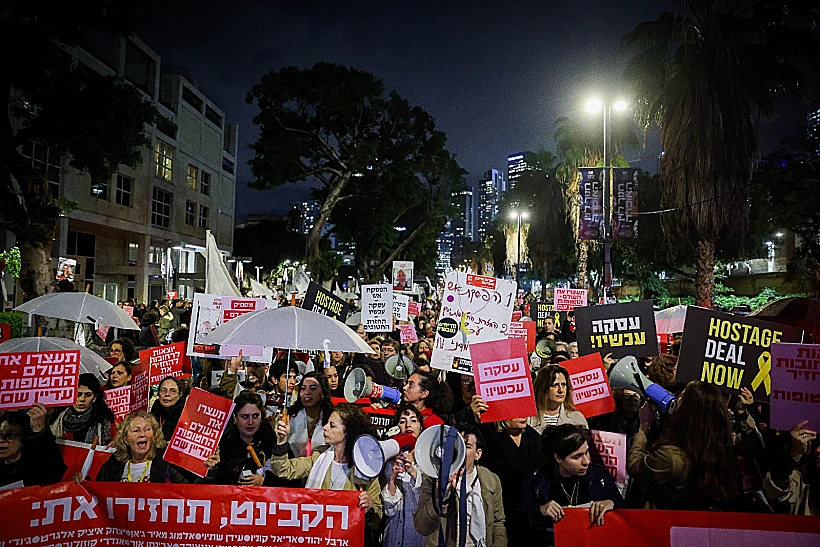 מפגינים בתל אביב למען החטופים