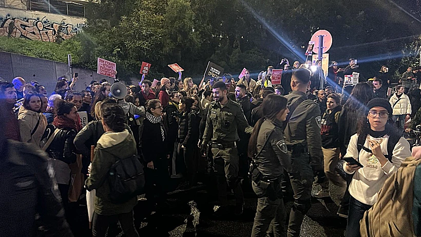 המשטרה מפנה את המפגינים מאיילון