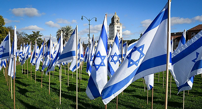 מיצג הדגלים בברלי הילס לוס אנג'לס חרבות ברזל