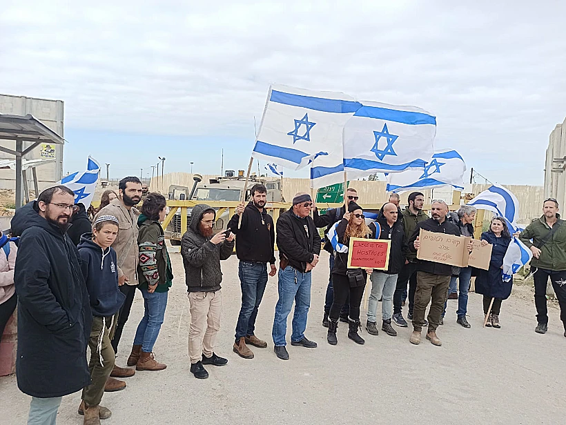 משפחות החטופים במעבר כרם שלום סיוע רצועת עזה חרבות ברזל
