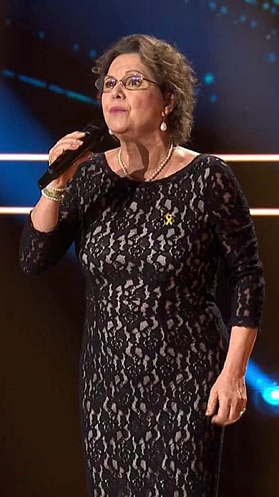 זוכת האירויזיון אן מארי דוד עונדת את הסיכה להשבת החטופים