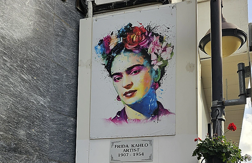 פרידה קאלו ברחוב הקניות רחוב Anexartisias