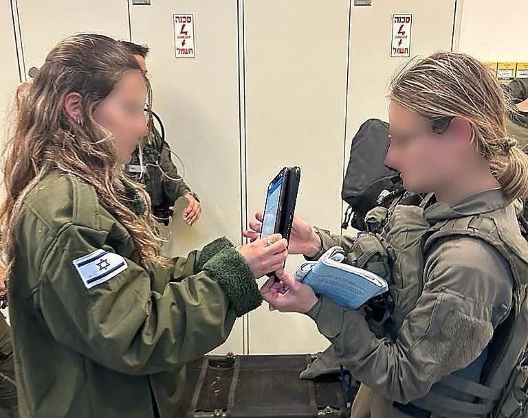 רופאה המעבירה מידע למש"קית ר"ם 2 בבית חולים לאחר פינוי פצועים