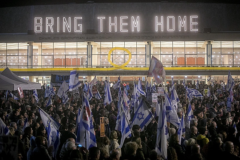מפגינים נגד הממשלה אמש בתל אביב