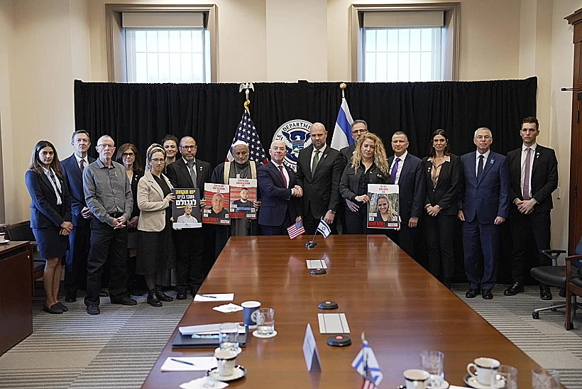 פגישת אוחנה עם משפחות החטופים והמזכיר לבט"ל אלחנדרו מיורקס ארה"ב חרבות ברזל