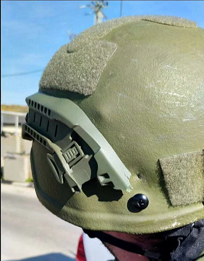 קסדת לוחם שספגה ירי בפיגוע - אך ללוחם לא נגרם נזק