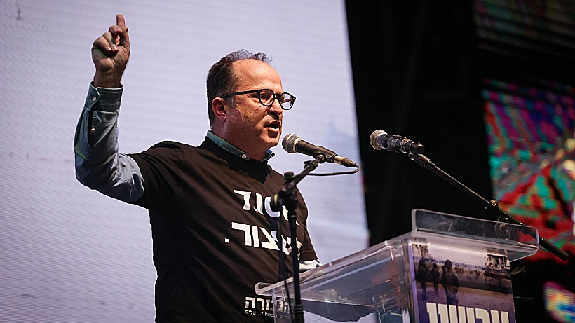 איציק בונצל, אביו של סמ"ר עמית בונצל שנפל בעזה, בהפגנה נגד הפסקת הלחימה בי-ם חרבות ברזל חלל צה"ל