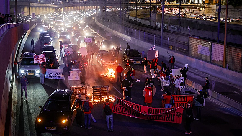 בני משפחות החטופים חוסמים את איילון דרום