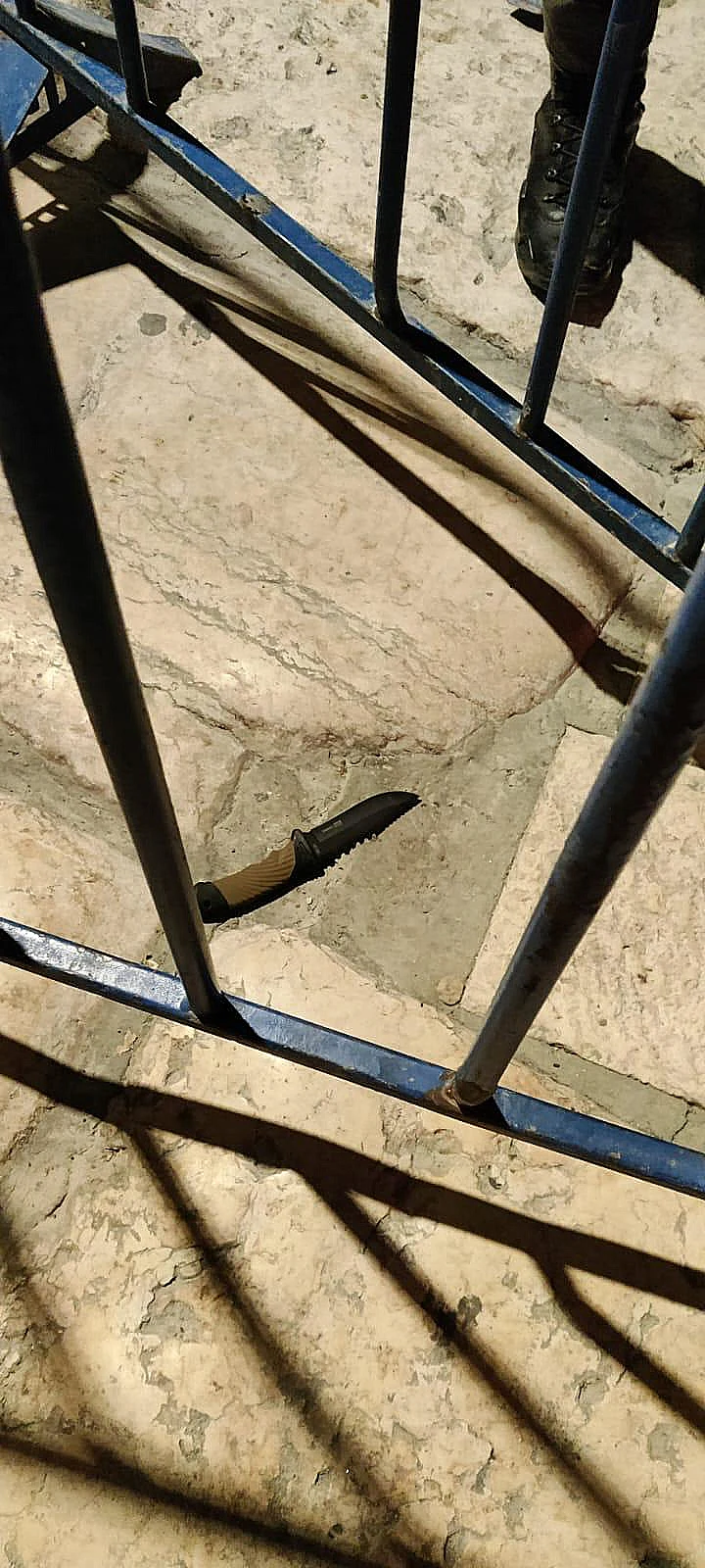 הסכין שהמחבל ניסה לתקוף באמצעותו את השוטרים העיר העתיקה ירושלים פיגוע חרבות ברזל