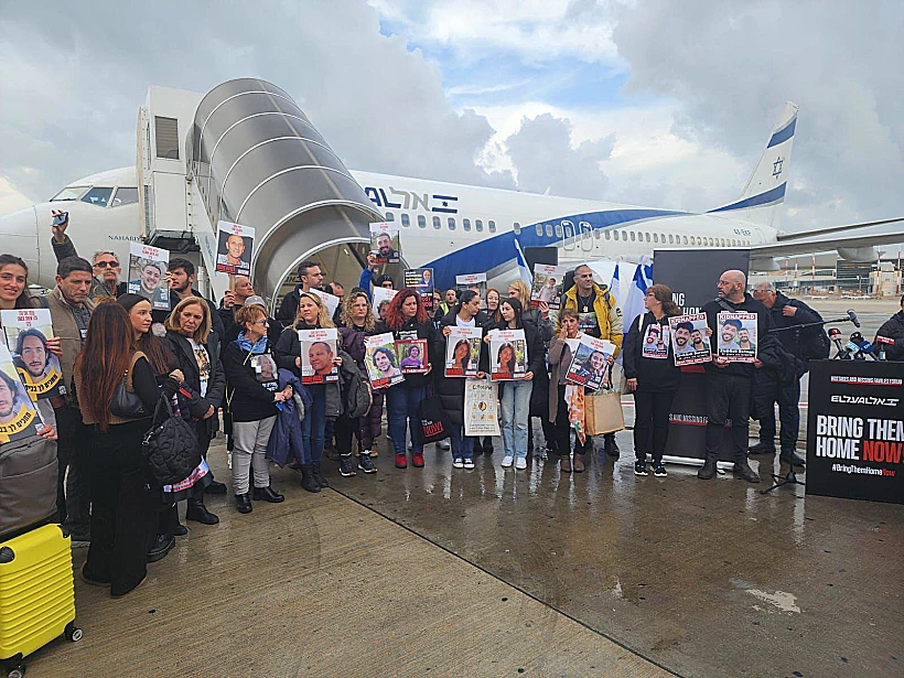 טיסת LY131 של אל על עם מטה משפחות החטופים להאג