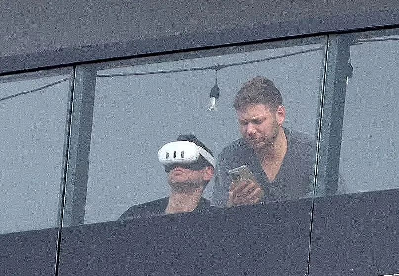 יאיר נתניהו במרפסת דירת היוקרה בפלורידה