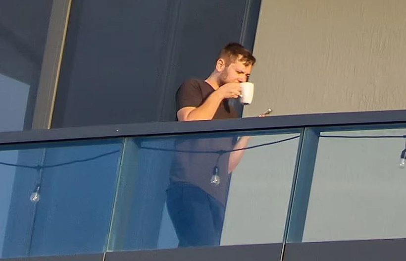 יאיר נתניהו במרפסת דירת היוקרה בפלורידה