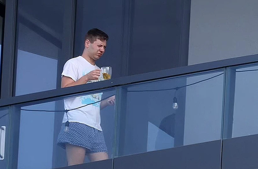 יאיר נתניהו במרפסת דירת היוקרה בפלורידה