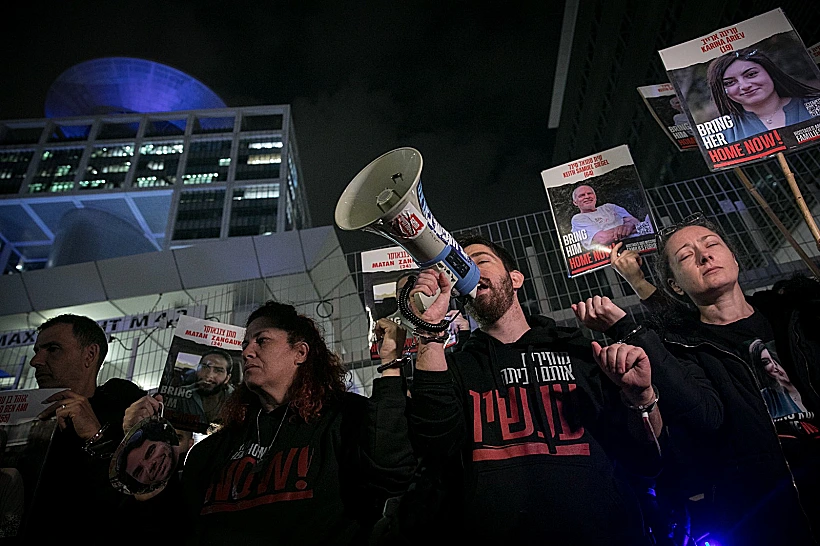 הפגנת משפחות החטופים מחוץ לקריה