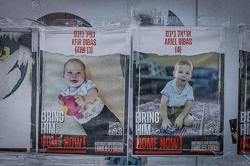 תמונותיהם של כפיר ואריאל ביבס מחוץ לכנסת