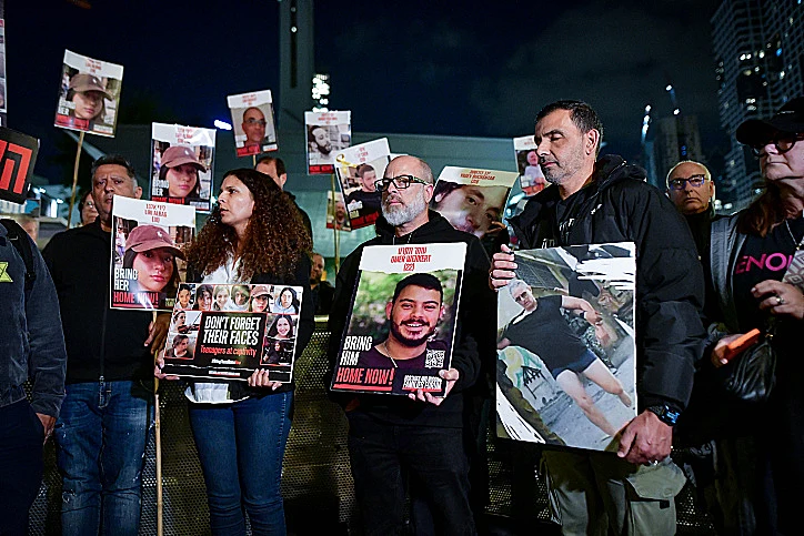 הפגנת משפחות החטופים מחוץ לבסיס הקריה בתל אביב מלחמת חרבות ברזל