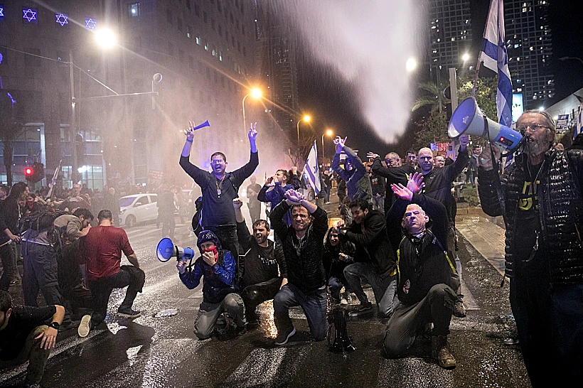 מכת"זית מופעלת לעבר המפגינים נגד הממשלה ברחוב קפלן בת"א