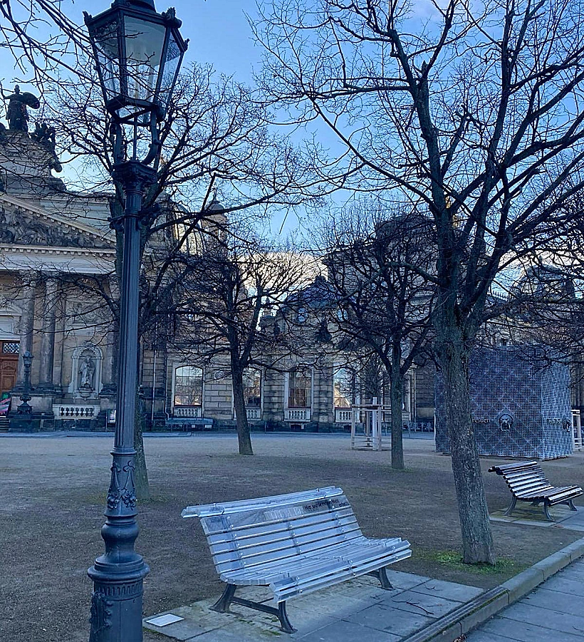 הספסל השקוף בטיילת של דרזדן