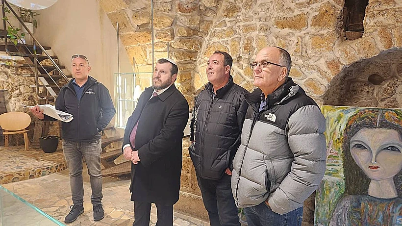 אלי אסקוזידו לצד השר עמיחי אליהו