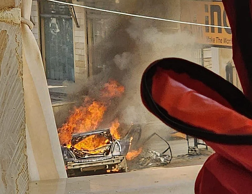 הרכב שהותקף מהאוויר בעיר צור בדרום לבנון