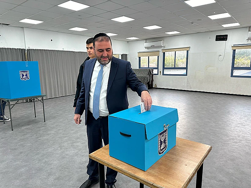 שר הפנים משה ארבל מצביע בבחירות המוניציפאליות