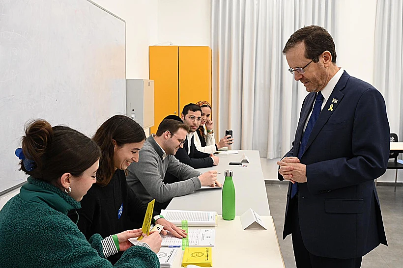 יצחק הרצוג מצביע בירושלים