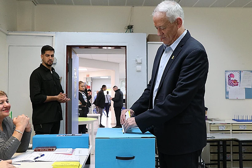 השר בני גנץ מצביע בראש העין