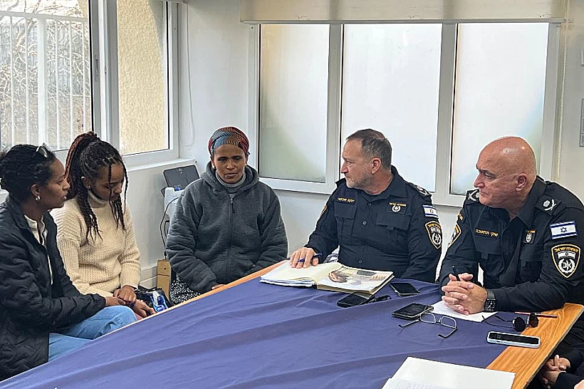 המפכ״ל יעקב שבתאי ומפקד מחוז צפון ניצב שוקי תחאוכה עם אמה ואחותה של היימנוט קסאו