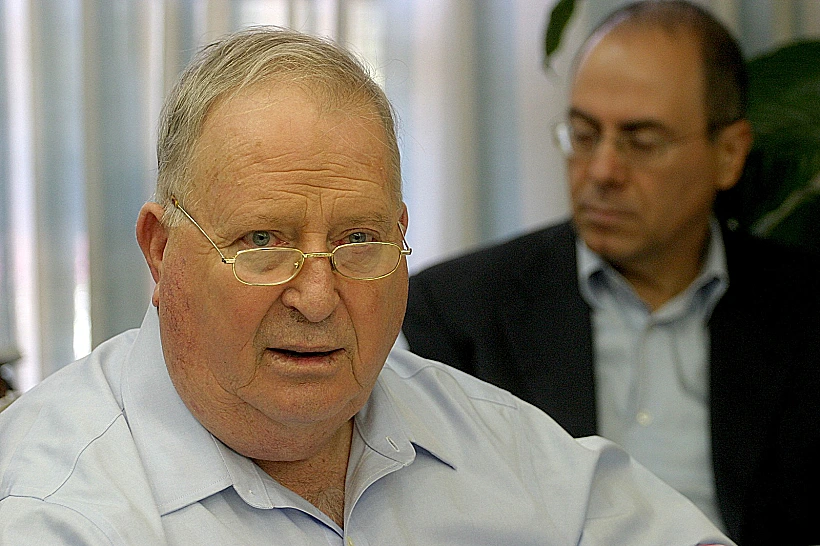 אברהם בייגה שוחט, מאחוריו השר לשעבר סילבן שלום