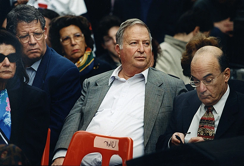 שוחט ב-1996, לצד לאה רבין, אורי אור ויוסי שריד