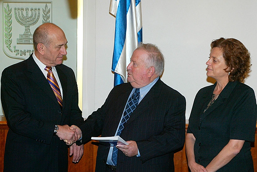 שוחט ב-2007, לצד רה"מ דאז אהוד אולמרט ושרת החינוך יולי תמיר