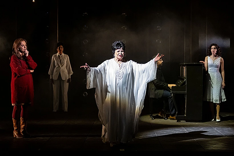 "האמיני יום יבוא", הבימה