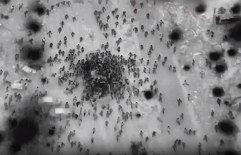 עזתים סביב משאית סיוע ברצועה