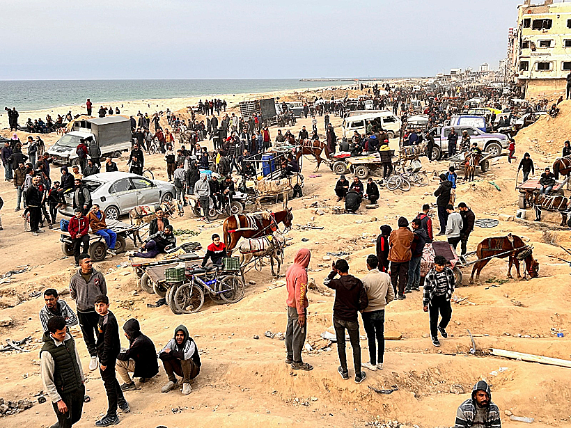 פלסטינים ממתינים לקבלת סיוע הומניטרי בעזה
