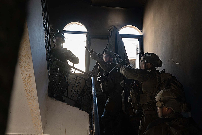 פעילות כוחות צה"ל בח'אן יונס חרבות ברזל רצועת עזה