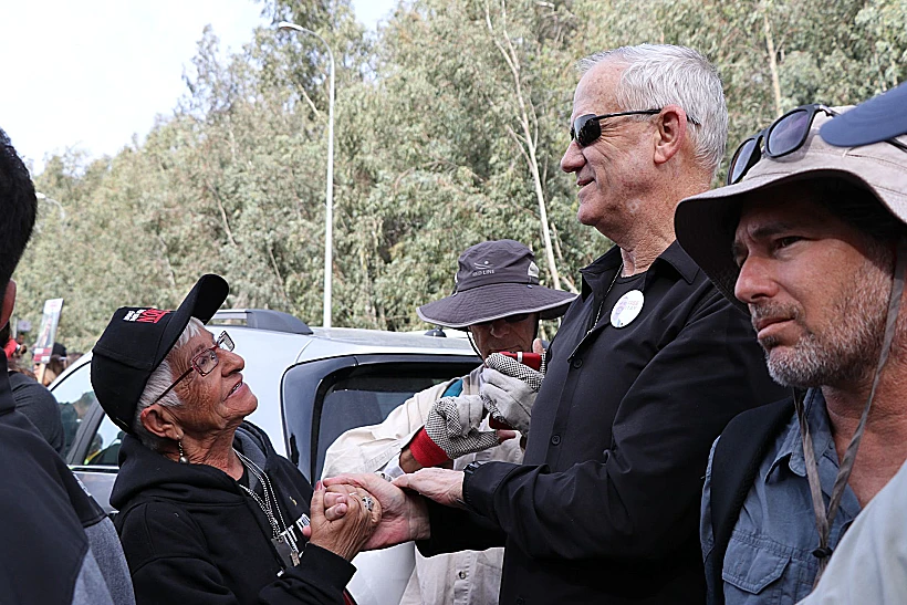 השר בני גנץ בצעדת משפחות החטופים