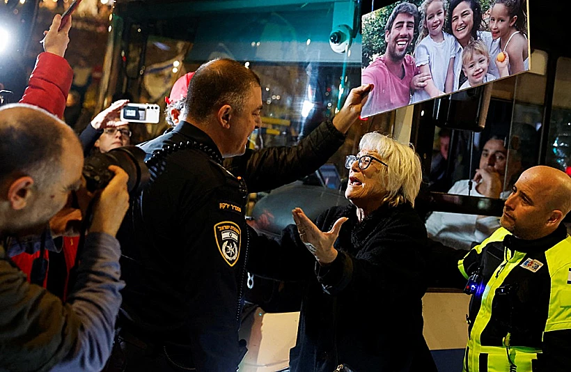 ראומה קדם, שאיבדה את בתה תמר ובני משפחתה בטבח 7 באוקטובר, בהפגנה בתל אביב