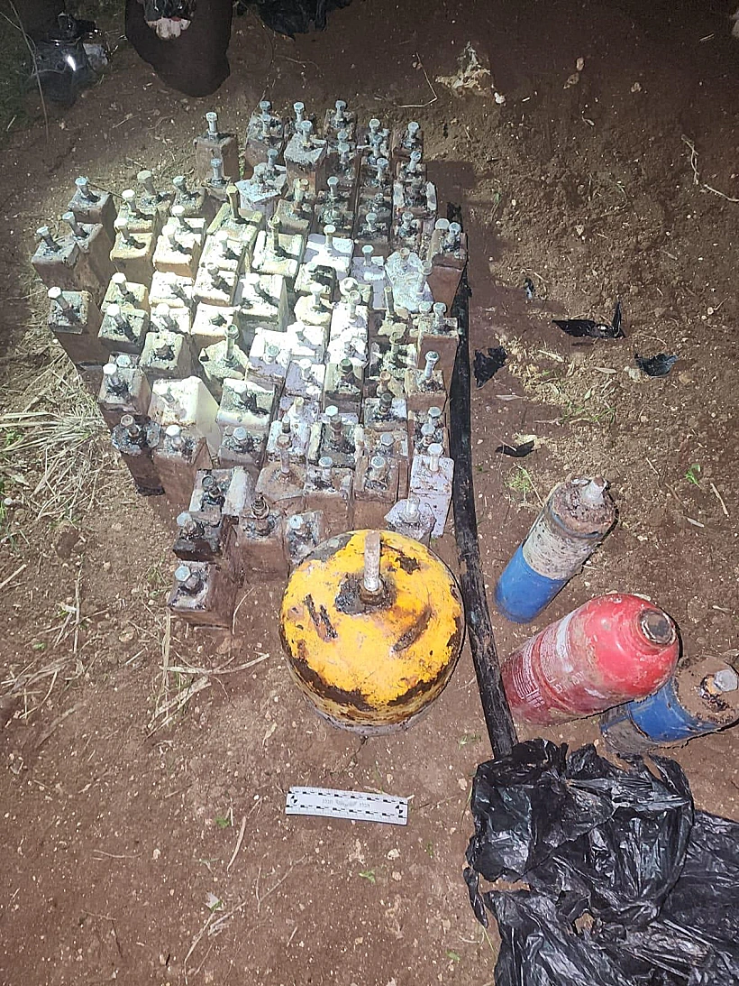 המטענים שנתפסו במהלך חקירת החולייה מאזור חברון מלחמת חרבות ברזל