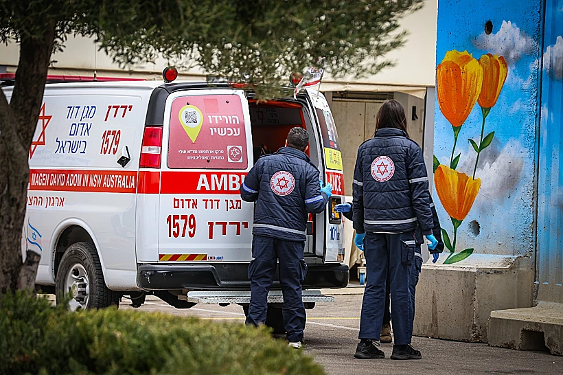 ממתינים להגעת הפצועים בבית החולים זיו בצפת
